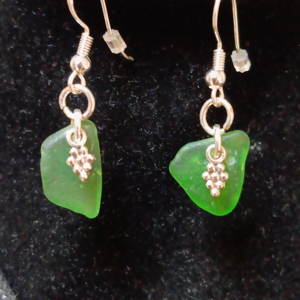 Green Sea Glass with charm necklace - Picture 6 of 6
